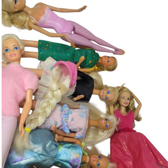 14 Vintage Barbies & a Few Accessories - Picture 5 of 15